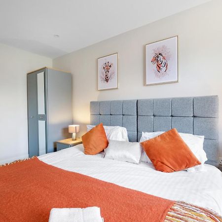 Crown Place 2 & 3 Bedroom Luxury Apts With Parking In Shepperton By 360Stays 外观 照片