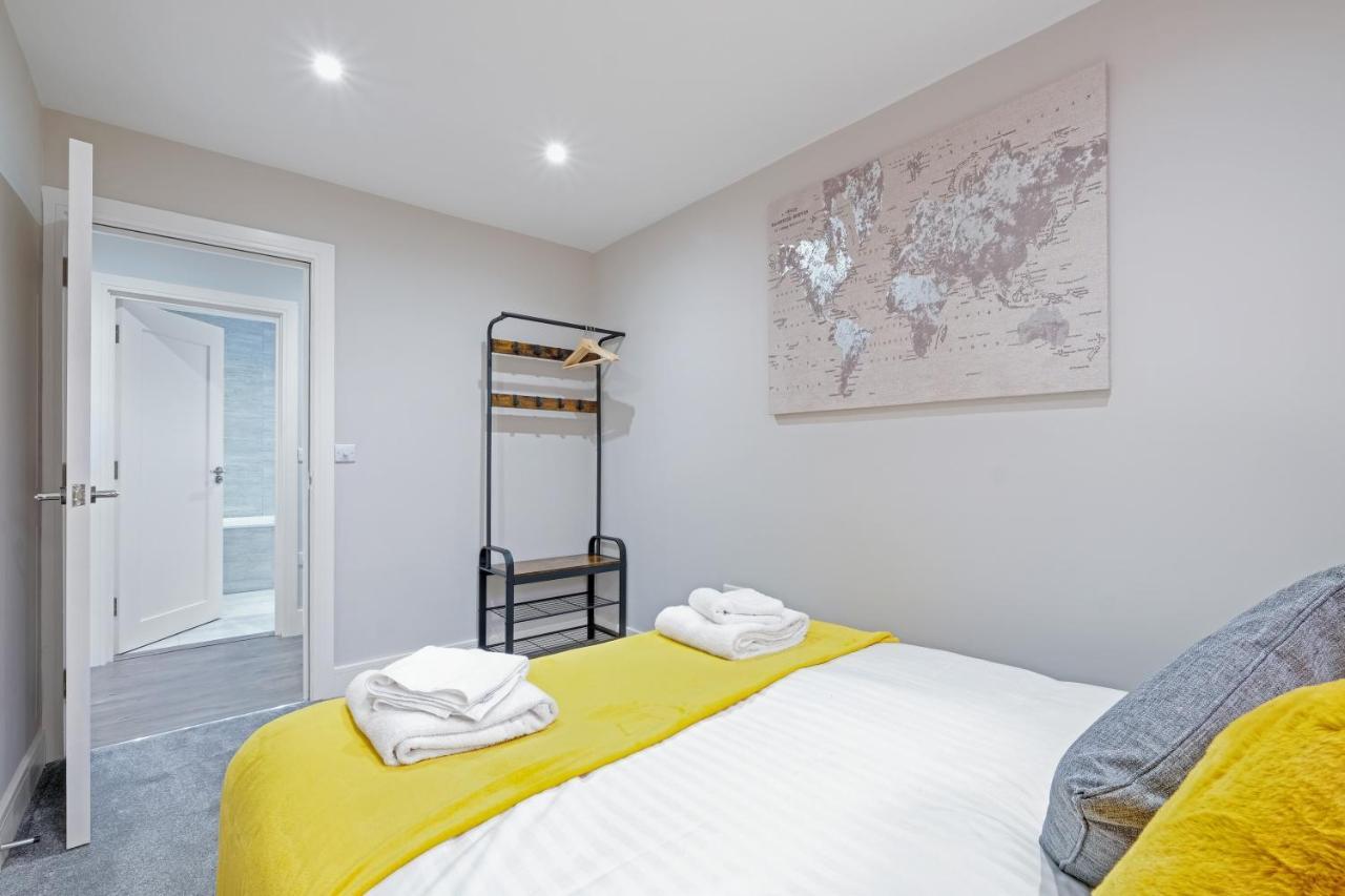 Crown Place 2 & 3 Bedroom Luxury Apts With Parking In Shepperton By 360Stays 外观 照片