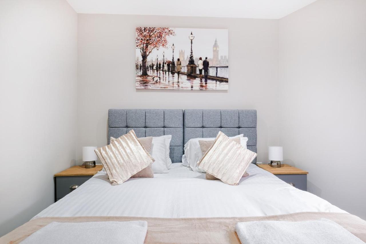 Crown Place 2 & 3 Bedroom Luxury Apts With Parking In Shepperton By 360Stays 外观 照片