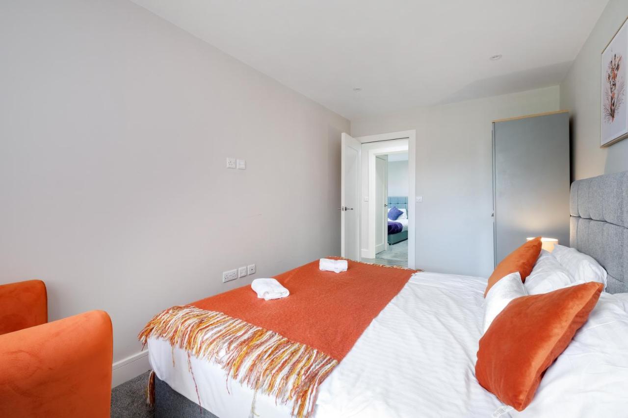 Crown Place 2 & 3 Bedroom Luxury Apts With Parking In Shepperton By 360Stays 外观 照片