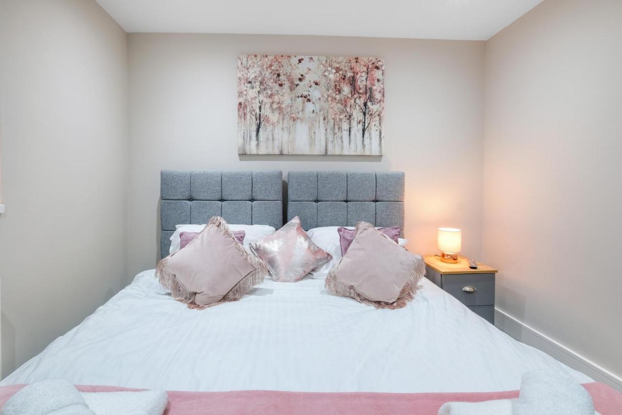 Crown Place 2 & 3 Bedroom Luxury Apts With Parking In Shepperton By 360Stays 外观 照片